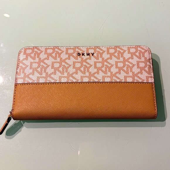 DKNY wallet brand new. - Picture 1 of 9